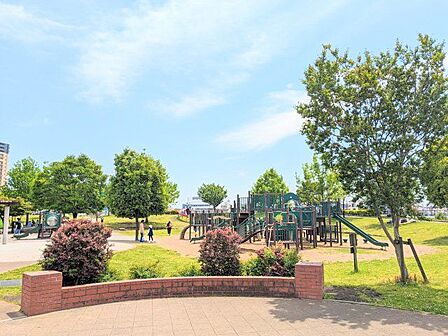 足立区立新田さくら公園 徒歩5分。 400m