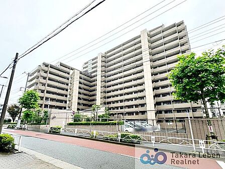 総戸数158戸の大規模マンション。オートロック・宅配ボックス完備で管理体制良好。
