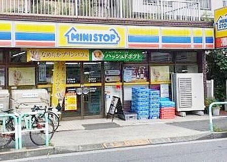 ミニストップ東十条店 徒歩2分。 100m