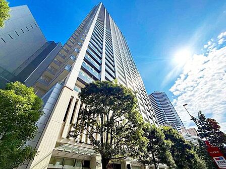 洗練されたフォルムと柔らかな印象を併せ持つ外観デザイン。街並みに自然と溶け込みながら、居住者様を優しく迎え入れます。