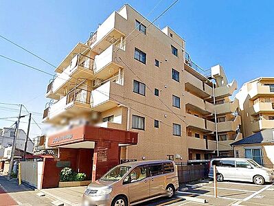外観:陽光を浴び照らされた美しい煌めきのフォルムが、周りの風景に馴染みながらも存在感を際立たせております。もちろん、その中にもどこか優しさを感じさせるカラーを採用し、住まう人を優しく包み込みます。 外観:陽光を浴び照らされた美しい煌めきのフォルムが、周りの風景に馴染みながらも存在感を際立たせております。もちろん、その中にもどこか優しさを感じさせるカラーを採用し、住まう人を優しく包み込みます。