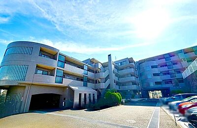 外観:洗練されたフォルムと柔らかな印象を併せ持つ外観デザイン。街並みに自然と溶け込みながら、居住者様を優しく迎え入れます。 外観:洗練されたフォルムと柔らかな印象を併せ持つ外観デザイン。街並みに自然と溶け込みながら、居住者様を優しく迎え入れます。