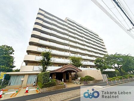 周囲の景観と美しく溶け合いながら、凛とした表情を見せる外観デザイン。落ち着きと品格を兼ね備え、日常を心地よく迎え入れてくれる住まいです。