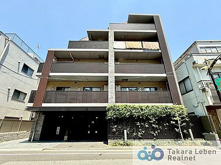 JR山手線「西日暮里」駅徒歩5分の駅近マンション。オートロック付きでセキュリティ面も安心です。