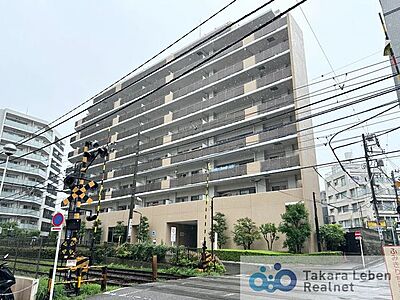 外観:周囲の景観と美しく溶け合いながら、凛とした表情を見せる外観デザイン。落ち着きと品格を兼ね備え、日常を心地よく迎え入れてくれる住まいです。 外観:周囲の景観と美しく溶け合いながら、凛とした表情を見せる外観デザイン。落ち着きと品格を兼ね備え、日常を心地よく迎え入れてくれる住まいです。