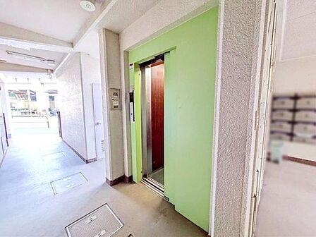 共用部にエレベーターを設置したマンションで、各階へのアクセスがスムーズ。日々の暮らしに配慮された設計です。