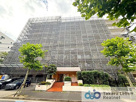 周囲の風景と美しく調和した外観は、主張しすぎず、それでいて印象に残る佇まい。敷地内駐車場、駐輪場、バイク置き場あり(空き状況要確認)