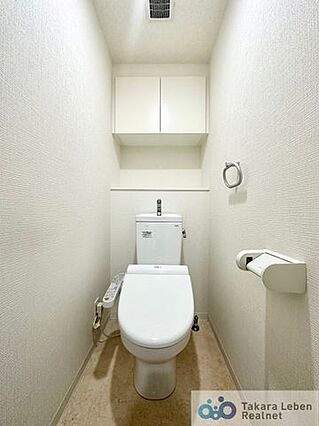 背面に収納棚が...
