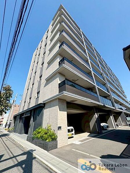 端正なフォルムが周りの風景に溶け込みながらも、美しく存在感を表しております。