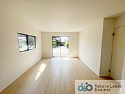 家族が集まる場所だからこそ、採光と通風を確保した心地よいリビングとなっております。自然と家族皆が揃い、笑顔が溢れる場となりそうです。