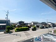 住戸からの眺望。遮るものがなく開放的な景色が広がります。心地の良い風と柔らかい採光をお部屋に取り込んでくれ、日々の生活がより豊かになります。