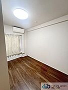 約5.5帖の洋室。お子さまのお部屋や、作業をする際のお部屋など、様々な用途での使用が期待できます。【本画像は入居者様の家具をCG で消した画像であり、現況と異なる可能性がございます】
