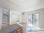 家族だけのプライベートタイムを心地よく過ごせるリビング空間。住まう方のライフスタイルを尊重し、オンリーワンの空間を創り出します。