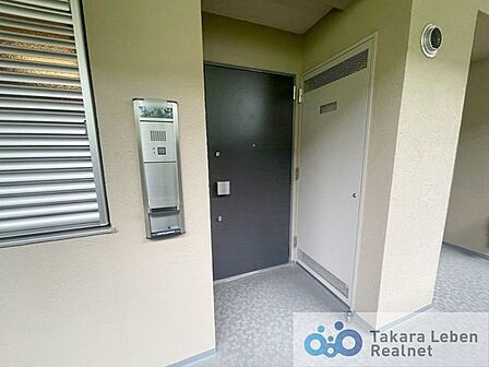 訪れる方を優しくお出迎えする落ち着いた玄関。毎日の外出や帰宅の際にも気持ちを落ち着かせてくれる空間になりそう。