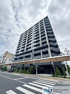 外観:きりりと端正なフォルムが周りの風景に溶け込みながらも、美しく存在感を表しております。穏やかなこの地の表情と呼応して、人々の意識を引き寄せる事でしょう。 外観:きりりと端正なフォルムが周りの風景に溶け込みながらも、美しく存在感を表しております。穏やかなこの地の表情と呼応して、人々の意識を引き寄せる事でしょう。