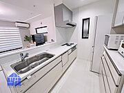 キッチンは対面式で子育て中のお客様も安心してお子様を確認いただけます。食器洗い乾燥機付きです。