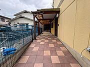 玄関が道路側ではないため、プライバシーも確保されています。