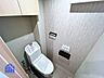 トイレ：洗浄機能付きのお手洗いです。こちらも嬉しい収納付き！