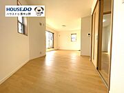 【LDK】一風変わった形のお住まいですが、無駄なく広々空間へと仕上げられています♪LDKは三面採光で明るく、収納スペースもございます。