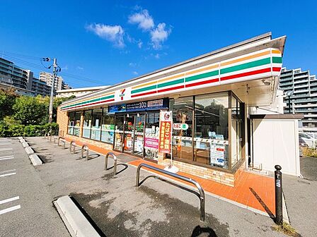 セブン-イレブン 豊中東泉丘店 810m