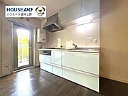 爽やかなブルーのキッチン。勝手口からの採光で明るく、収納も豊富！