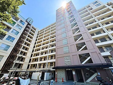 阪急千里線と北大阪急行、2沿線利用可能で通勤や通学に便利な立地!周辺は緑豊かで、敷地内には公園とゴルフ練習場がございます♪