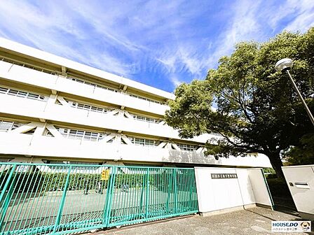 吹田市立南千里中学校 910m