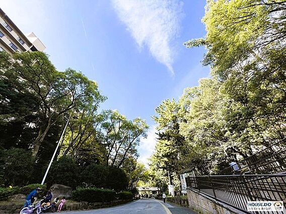 緑地公園駅前　...