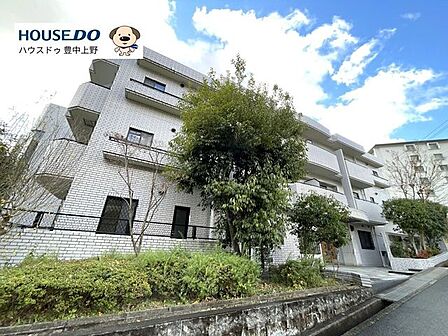 大阪モノレール線「少路駅」から徒歩10分の場所にあり、エントランスにはオートロックと宅配ボックスが設置されています。すぐ北側に中央環状線が通っており、車での移動がスムーズです。