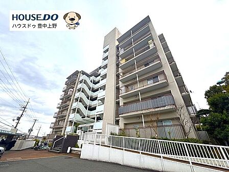 粟生南公園に面した緑豊かな住環境♪オートロック付きでセキュリティ面も安心のマンションです!小中学校も徒歩10分圏内に、スーパーやドラッグストアも徒歩圏内に有り生活環境が整っています!