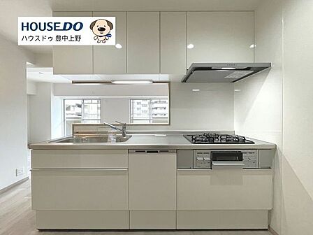 【食洗機付＆収納豊富】新規交換されたシステムキッチン♪人気の対面式で、リビングのご家族とお話ししながらの調理が可能です♪