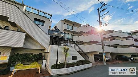 閑静な住宅地に位置する物件です。最寄りのバス停まで徒歩約1分と交通利便性良好。敷地内には中庭があり、リラックスできる空間が魅力です。