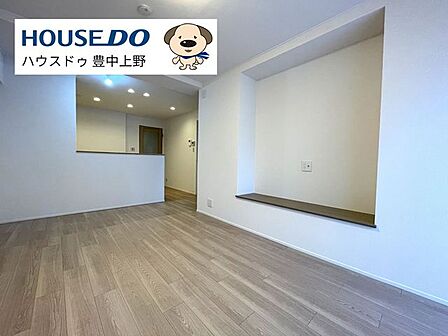 【LDK】朝の光がふんわり入る約12.1帖リビング。縦長のレイアウトに造作カウンターがアクセントになり、暮らしにやさしく寄り添う空間です。