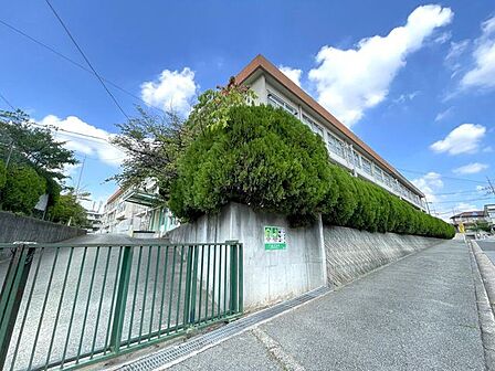 豊中市立少路小学校 950m