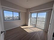 ４．５帖のお部屋ですが、２面採光で圧迫感を感じません。