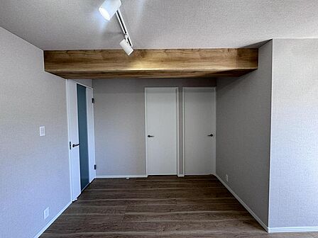 木の梁がアクセントに！空間を一気におしゃれにしてくれます。