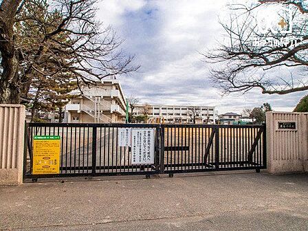 西東京市立保谷小学校 徒歩1分。明治7年開校。児童数500人(令和5年4月時点) 教育目標:すすんで学ぶ子、助け合う子、元気な子 70m