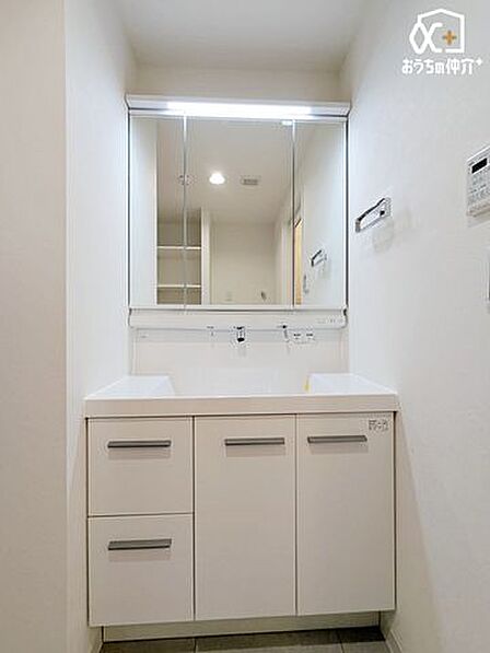 清潔感のある洗面所は、シンプルでありながら機能的なデザインが特徴。広めのスペースと収納も充実しており、毎日の身支度やお手入れがスムーズに行えます。