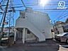 外観：陽当たり・風通り良好な2階角部屋！前面道路も広く開放的な住環境です。周辺は買い物施設も充実した便利な立地！