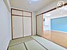 和室：扉を閉め切れば個室として独立するため、来客用の客間や落ち着いた寝室としても使い勝手良好。ライフスタイルに合わせて柔軟に活用いただけます。