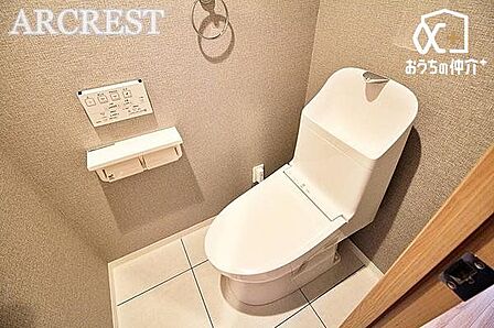 温水洗浄便座付トイレです。毎日使う場所だからこそ、お手入れやお掃除が簡単なシンプルなデザイン!(2021年リフォーム時に撮影)