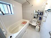 【浴室】バスルームでリラックスバスタイム。バスタブにつかって寛ぎながら心と体をリフレッシュ。一日の疲れを癒してくれる清潔感のあるバスルーム。