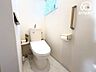トイレ：【トイレ】2階トイレの様子です。1階と2階にそれぞれございますので、朝の時間帯にも混み合うことなく快適にお使いいただけます。