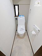 1階温水便座付きトイレの様子。小窓を空ける事で換気もしやすく、明るいトイレです！