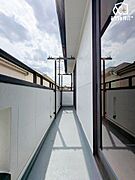 陽当たりの良いバルコニーです。2部屋から出入りできます。