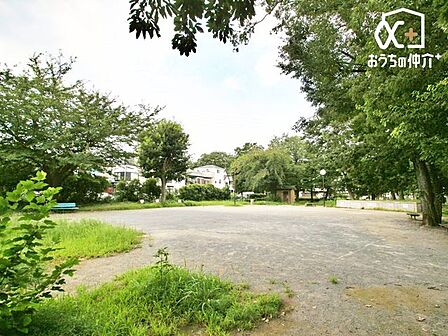 栗原緑地公園 徒歩6分。整備されている雑木林の公園。緑いっぱいの園内にはコンビネーション遊具やスプリング遊具、健康遊具などが設置されています。雑木林の中の木陰で遊べるので、夏場でも過ごしやすいのが魅…