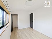 2階のバルコニーに面した明るい洋室です 。大容量のクローゼット付きで、お子様が成長してもお部屋をすっきりと綺麗に片付けられます 。