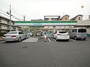 ファミリーマート関町北二丁目店 徒歩4分。24時間営業なので急なお買い物にも便利です。公共料金の支払いや宅配便の荷受け、荷物の受け取りにも利用できます。 270m