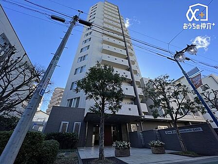 落ち着いた色調のタイル貼りが施された、重厚感と気品あふれる外観デザイン。時を経ても色褪せない普遍的な美しさを備え、街のランドマークとしての風格とモダンな佇まいを周囲に漂わせています。