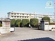 徒歩25分。【入間市立仏子小学校】車椅子対応の駐車場・入り口あり 1930m
